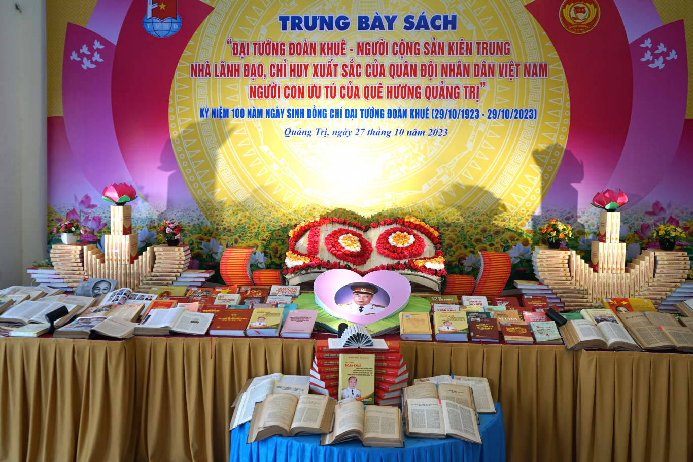 Trưng b&agrave;y s&aacute;ch &ldquo;Đại tướng Đo&agrave;n Khu&ecirc; - Người cộng sản ki&ecirc;n trung, nh&agrave; l&atilde;nh đạo, chỉ huy xuất sắc của Qu&acirc;n đội nh&acirc;n d&acirc;n Việt Nam, người con ưu t&uacute; của qu&ecirc; hương Quảng Trị&rdquo; - Ảnh: L.T